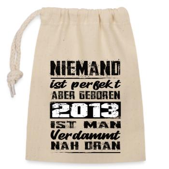 Niemand Is Perfekt Aber geboren 2013 Geburtstag - Verschließbarer Geschenkbeutel aus Baumwolle (14x20cm) - Natur - Vorne