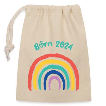 Rainbow Born 2024 - Verschließbarer Geschenkbeutel aus Baumwolle (14x20cm) - Natur - Vorne