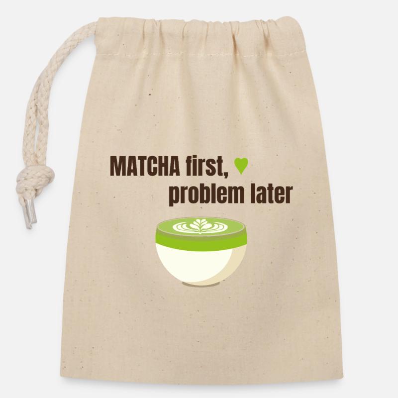 Matcha first, problem later - Verschließbarer Geschenkbeutel aus Baumwolle (14x20cm) - Natur