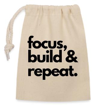Focus • Build • Repeat – Design for Makers - Closable cotton gift bag (14x20cm) - nature - Front