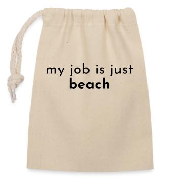 my job is just beach. Mein Job ist nur Strand. - Verschließbarer Geschenkbeutel aus Baumwolle (14x20cm) - Natur - Vorne