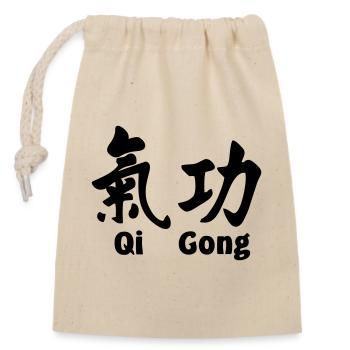 QI-Gong-Skript mit Text horizontal - Verschließbarer Geschenkbeutel aus Baumwolle (14x20cm) - Natur - Vorne