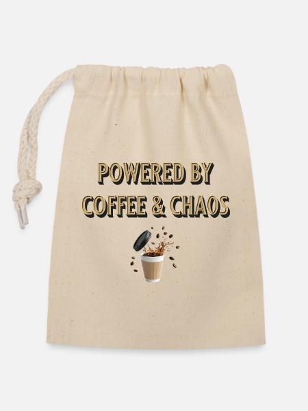 powered by coffee and chaos - Verschließbarer Geschenkbeutel aus Baumwolle (14x20cm) - Natur