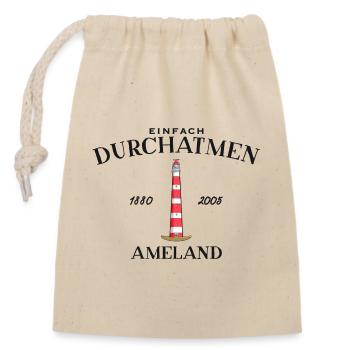 Ameland, Einfach mal Durchatmen, Zeichnung - Verschließbarer Geschenkbeutel aus Baumwolle (14x20cm) - Natur - Vorne