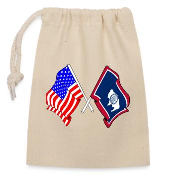 USA and state of Wyoming flag crossed - Closable cotton gift bag (14x20cm) - nature - Front