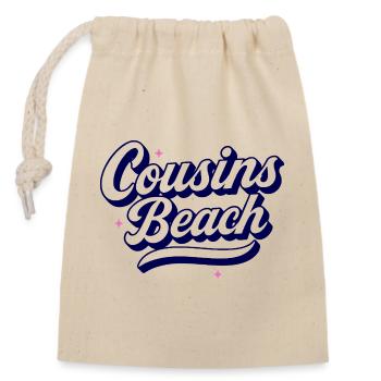 Cousins Beach – Retro Script Design - Verschließbarer Geschenkbeutel aus Baumwolle (14x20cm) - Natur - Vorne