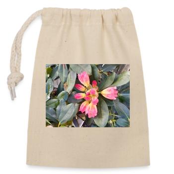 Orange-rosa Blüten auf grünem Laub - Verschließbarer Geschenkbeutel aus Baumwolle (14x20cm) - Natur - Vorne