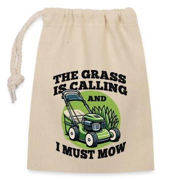 The Grass Is Calling And I Must Mow - Rasen mähen - Verschließbarer Geschenkbeutel aus Baumwolle (14x20cm) - Natur - Vorne