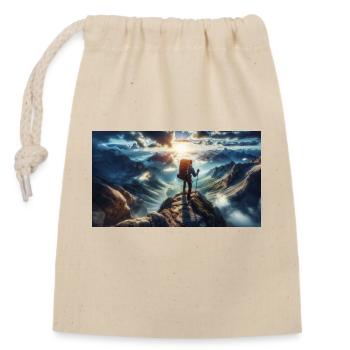 Hiker at the top - Closable cotton gift bag (14x20cm) - nature - Front