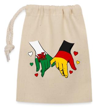 Wales_Deutschland_Flagge_Haendehalten - Verschließbarer Geschenkbeutel aus Baumwolle (14x20cm) - Natur - Vorne