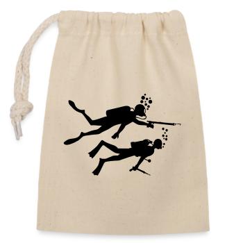 Two underwater divers with harpoons - Closable cotton gift bag (14x20cm) - nature - Front