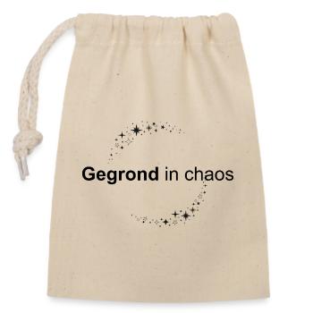 Powerful Quote | Grounded in Chaos - Closable cotton gift bag (14x20cm) - nature - Front