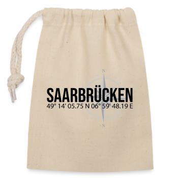 Koordinaten Saarbrücken - Verschließbarer Geschenkbeutel aus Baumwolle (14x20cm) - Natur - Vorne