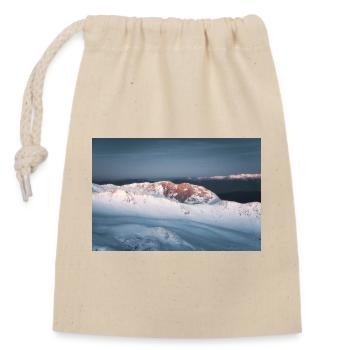 The first light of day on the snowy Mt. Parnassus - Closable cotton gift bag (14x20cm) - nature - Front