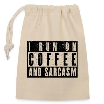 Cadeau de café : je cours sur le café et le sarcasme - Sac cadeau en coton avec cordon (14 x 20 cm) - nature - Devant