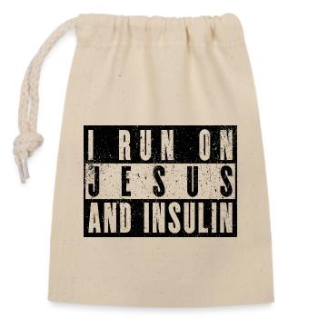 Humorvolles Geschenk: I Run On Jesus & Insulin - Verschließbarer Geschenkbeutel aus Baumwolle (14x20cm) - Natur - Vorne