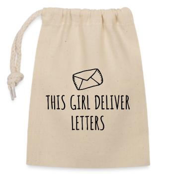 This Girl Deliver Letters - Postboten Design - Verschließbarer Geschenkbeutel aus Baumwolle (14x20cm) - Natur - Vorne