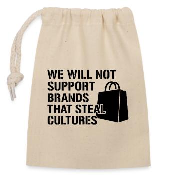 We will not support brands that steal cultures - Verschließbarer Geschenkbeutel aus Baumwolle (14x20cm) - Natur - Vorne