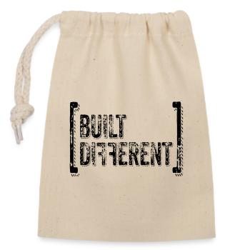 Built Different – Trend Statement Typo Spruch - Verschließbarer Geschenkbeutel aus Baumwolle (14x20cm) - Natur - Vorne