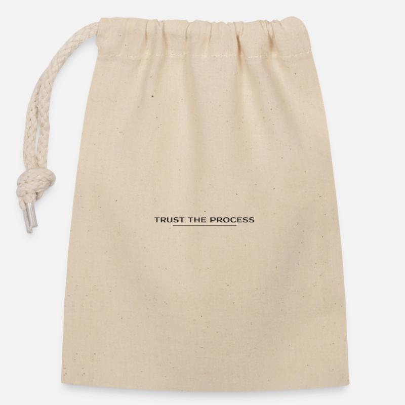 Trust the Process Typografie Tee - Verschließbarer Geschenkbeutel aus Baumwolle (14x20cm) - Natur