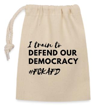 I Train to Defend Democracy – Anti Fascism  - Verschließbarer Geschenkbeutel aus Baumwolle (14x20cm) - Natur - Vorne