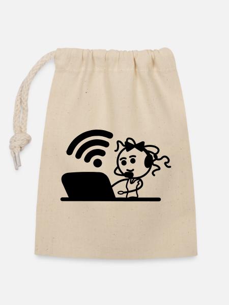 Glückliches Mädchen oder Frau auf Laptop-WLAN - Verschließbarer Geschenkbeutel aus Baumwolle (14x20cm) - Natur