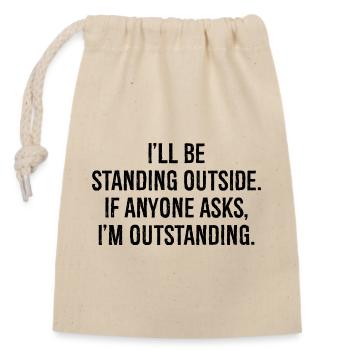 I'll be standing outside if anyone asks I'm out - Verschließbarer Geschenkbeutel aus Baumwolle (14x20cm) - Natur - Vorne