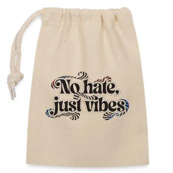 Der Schriftzug „No hate, just vibes“ in einer bauc - Verschließbarer Geschenkbeutel aus Baumwolle (14x20cm) - Natur - Vorne