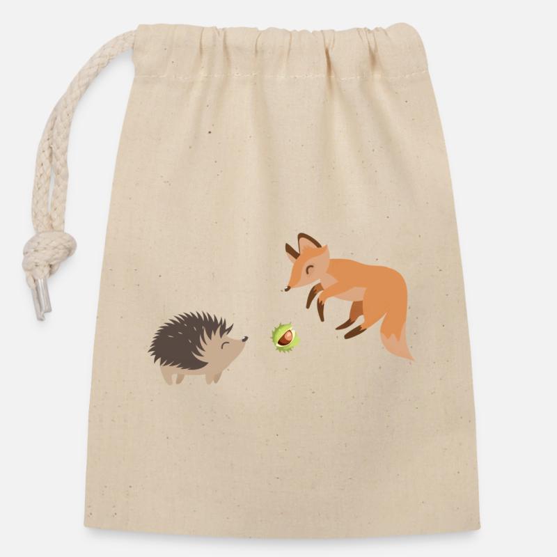 Fuchs und Igel spielen mit einer Kastanie Fußball - Verschließbarer Geschenkbeutel aus Baumwolle (14x20cm) - Natur