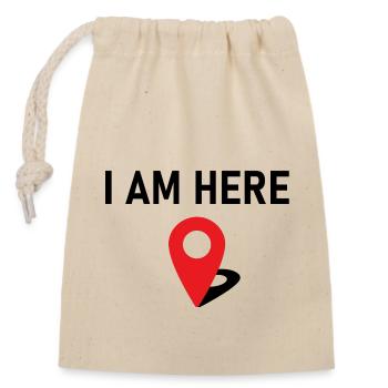I am here 📍 - Verschließbarer Geschenkbeutel aus Baumwolle (14x20cm) - Natur - Vorne