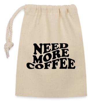Need More Coffee – Lustiges Kaffee Design - Verschließbarer Geschenkbeutel aus Baumwolle (14x20cm) - Natur - Vorne
