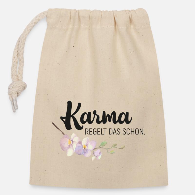 Karma regelt das schon - Verschließbarer Geschenkbeutel aus Baumwolle (14x20cm) - Natur