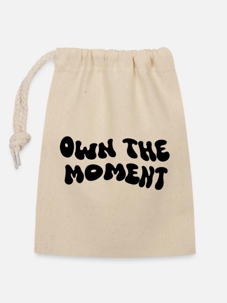 Own The Moment - Verschließbarer Geschenkbeutel aus Baumwolle (14x20cm) - Natur