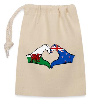 Wales New Zealand Flag Hands Heart Shape - Closable cotton gift bag (14x20cm) - nature - Front