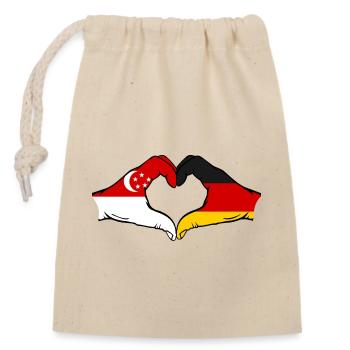 Singapur Deutschland Flagge Hände Herzform - Verschließbarer Geschenkbeutel aus Baumwolle (14x20cm) - Natur - Vorne