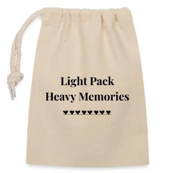 Light Pack, Heavy Memories – Travel Shirt - Verschließbarer Geschenkbeutel aus Baumwolle (14x20cm) - Natur - Vorne