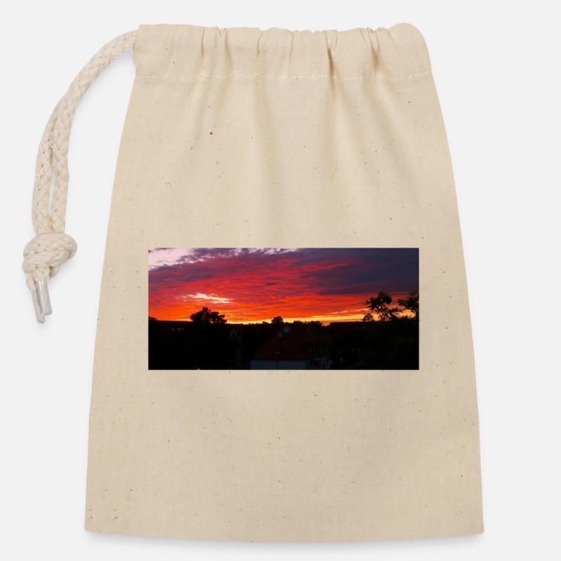 Sonnenuntergangs-Silhouette über Stadt - Verschließbarer Geschenkbeutel aus Baumwolle (14x20cm) - Natur