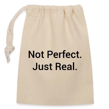 Not Perfect Just Real – Minimalistisches Statement - Verschließbarer Geschenkbeutel aus Baumwolle (14x20cm) - Natur - Vorne