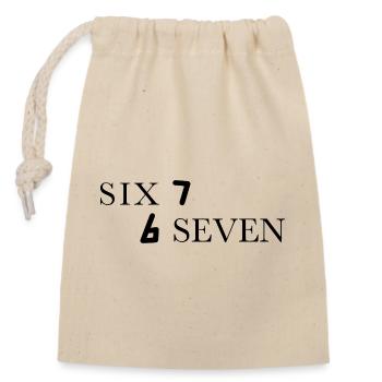 Six Seven 67 Meme Sechs Sieben - Verschließbarer Geschenkbeutel aus Baumwolle (14x20cm) - Natur - Vorne