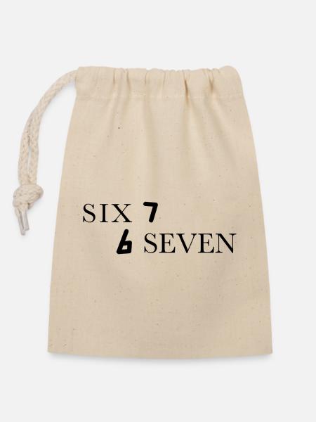 Six Seven 67 Meme Sechs Sieben - Verschließbarer Geschenkbeutel aus Baumwolle (14x20cm) - Natur
