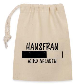 Hausfrau Spruch Haushalt Lustige Hausfrau Geschenk - Verschließbarer Geschenkbeutel aus Baumwolle (14x20cm) - Natur - Vorne