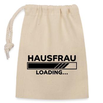 Hausfrau Spruch Haushalt Lustige Hausfrau Geschenk - Verschließbarer Geschenkbeutel aus Baumwolle (14x20cm) - Natur - Vorne