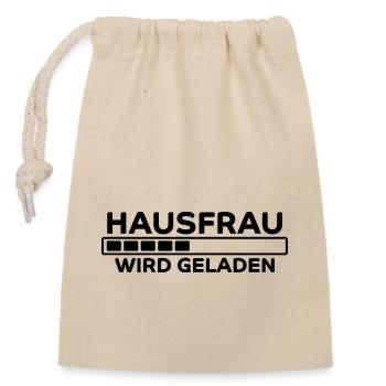Hausfrau Spruch Haushalt Lustige Hausfrau Geschenk - Verschließbarer Geschenkbeutel aus Baumwolle (14x20cm) - Natur - Vorne