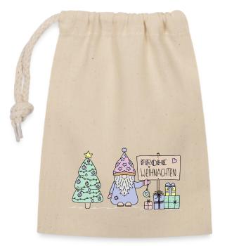 Weihnachts-Wichtel mit Geschenken und Tannenbaum - Verschließbarer Geschenkbeutel aus Baumwolle (14x20cm) - Natur - Vorne