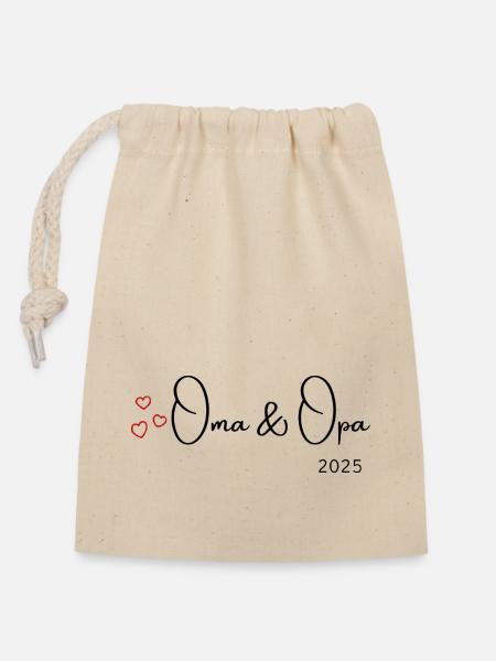Oma & Opa 2025 - Verschließbarer Geschenkbeutel aus Baumwolle (14x20cm) - Natur
