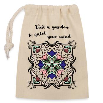 Meditation im Garten - Verschließbarer Geschenkbeutel aus Baumwolle (14x20cm) - Natur - Vorne