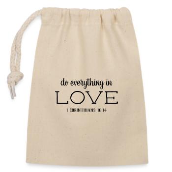 Faites tout en amour | Religieux - Sac cadeau en coton avec cordon (14 x 20 cm) - nature - Devant