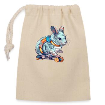 Ein Chinchilla auf einem Longboard am Skaten - Verschließbarer Geschenkbeutel aus Baumwolle (14x20cm) - Natur - Vorne