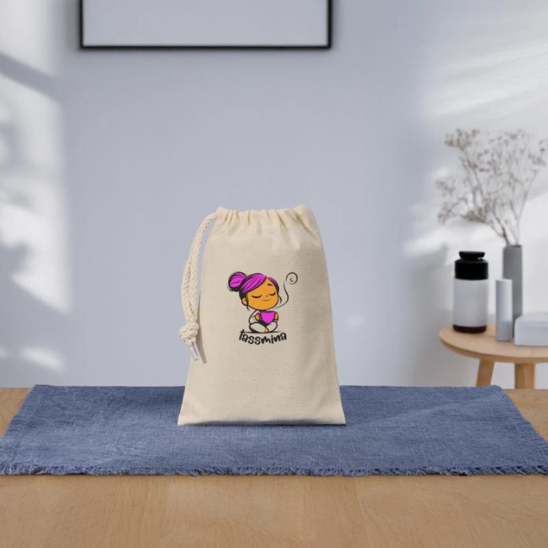 Tassmina enspannt mit einer Tasse Tee oder Kaffee Verschließbarer Geschenkbeutel aus Baumwolle (14x20cm)