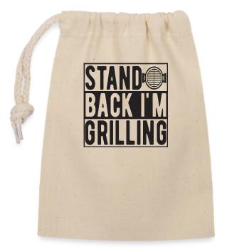 Stand Back i´m Grilling - Verschließbarer Geschenkbeutel aus Baumwolle (14x20cm) - Natur - Vorne